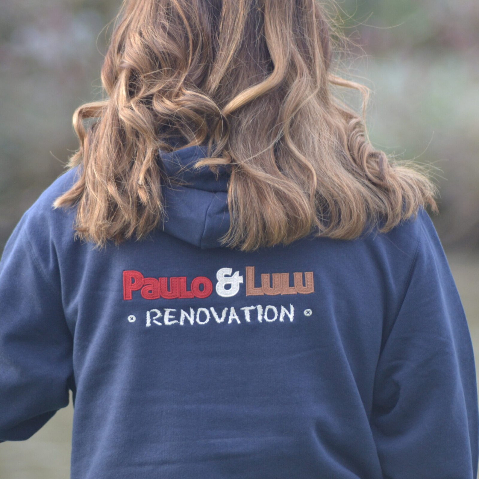 Sweat-shirt bleu marine à capuche brodé coeur et dos – Image 5