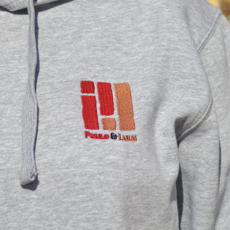 Sweat-shirt gris clair à capuche brodé coeur et dos – Image 5