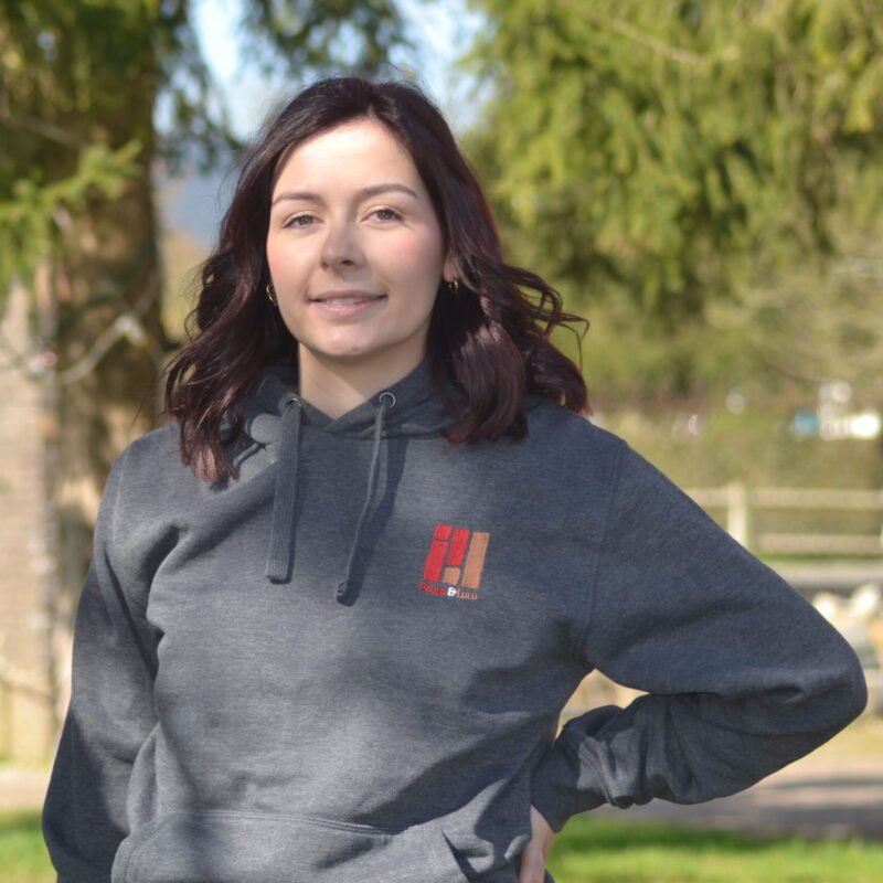 Sweat-shirt gris foncé à capuche brodé coeur et dos