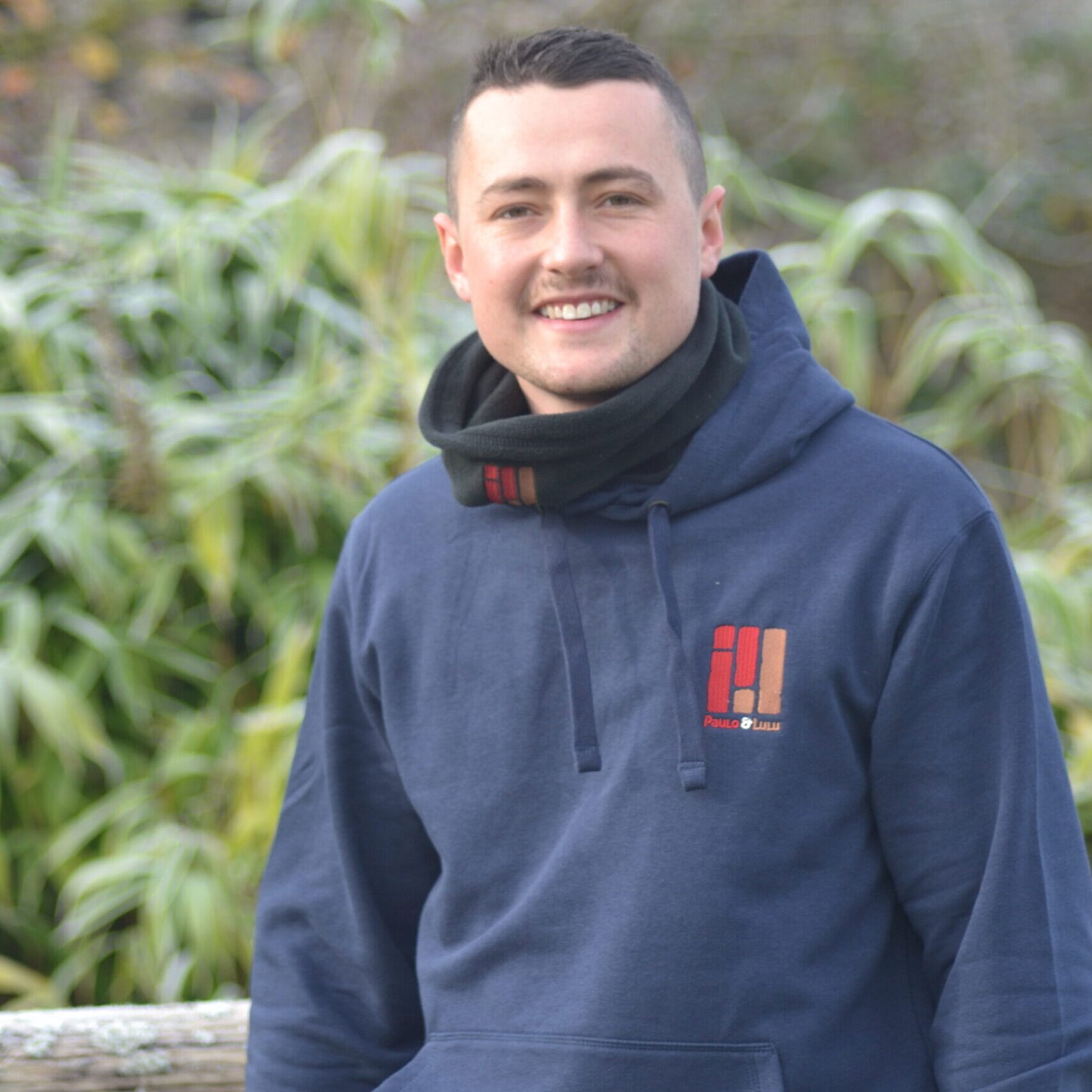 Sweat-shirt bleu marine à capuche brodé coeur et dos – Image 2