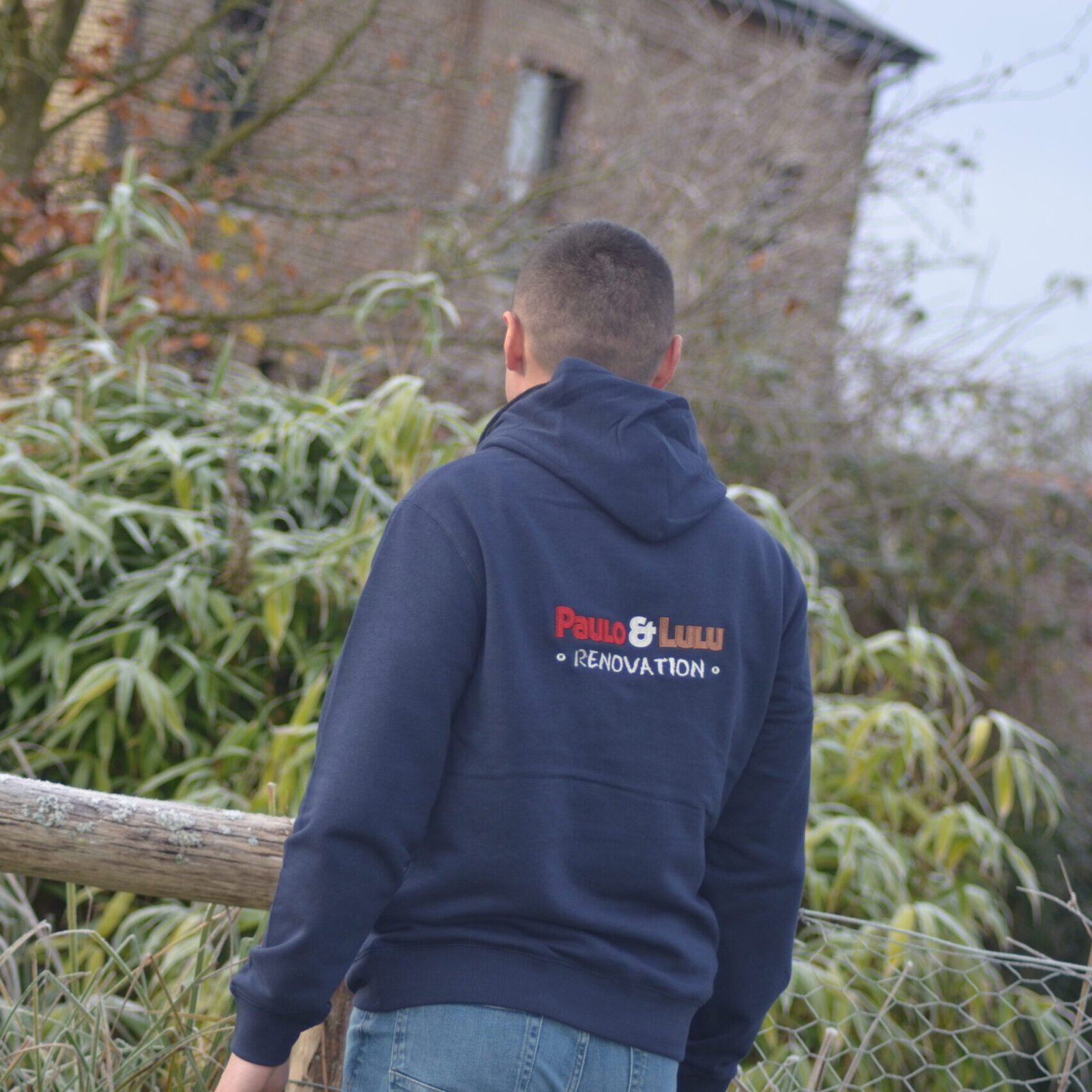 Sweat-shirt bleu marine à capuche brodé coeur et dos – Image 3