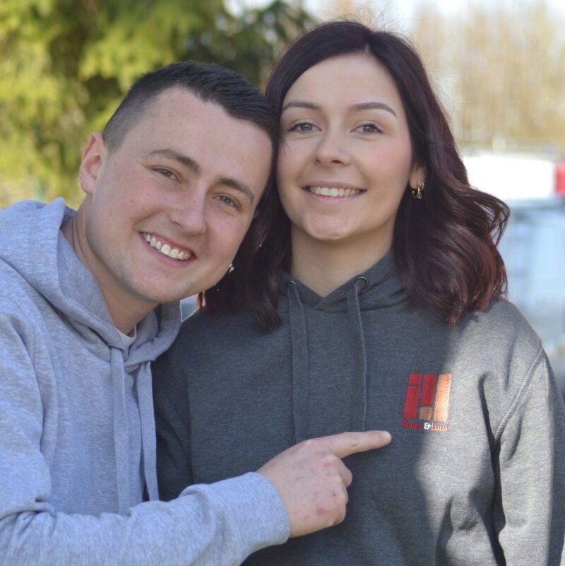 Sweat-shirt gris foncé à capuche brodé coeur et dos – Image 3