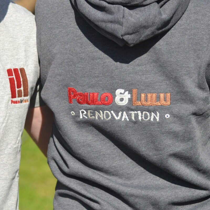 Sweat-shirt gris foncé à capuche brodé coeur et dos – Image 5