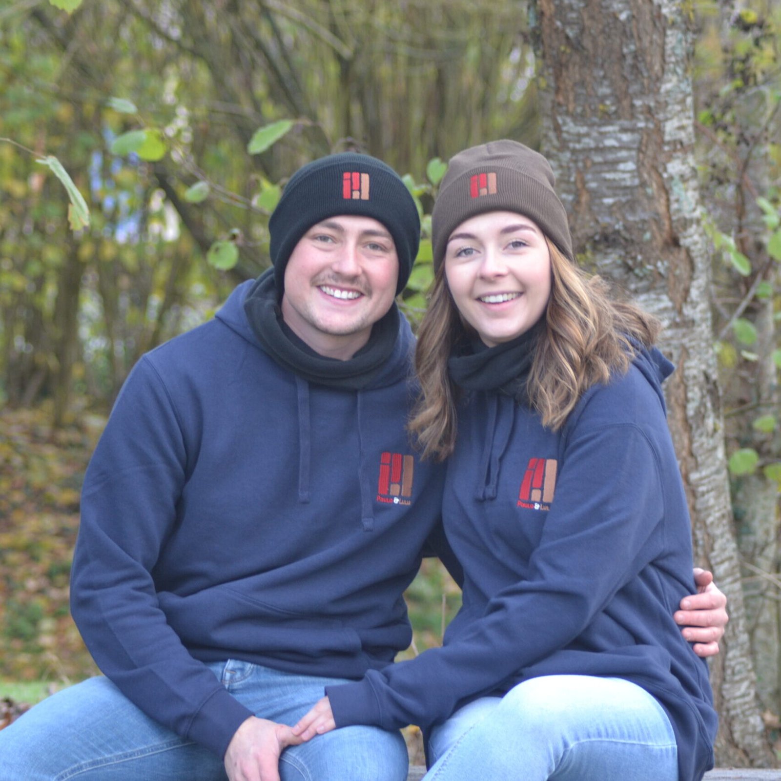 Sweat-shirt bleu marine à capuche brodé coeur et dos