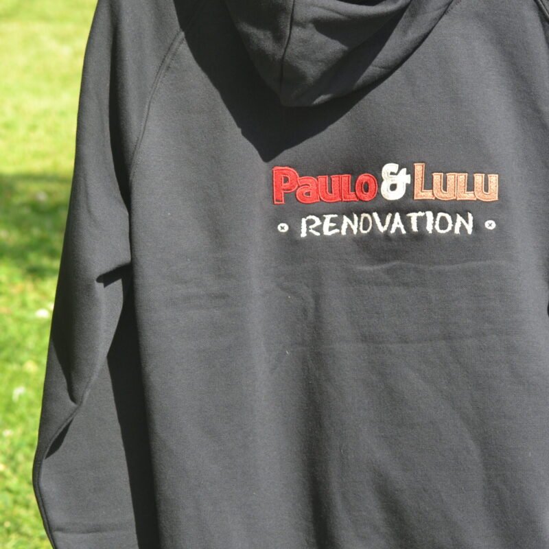 Sweat-shirt noir à capuche brodé coeur et dos – Image 4