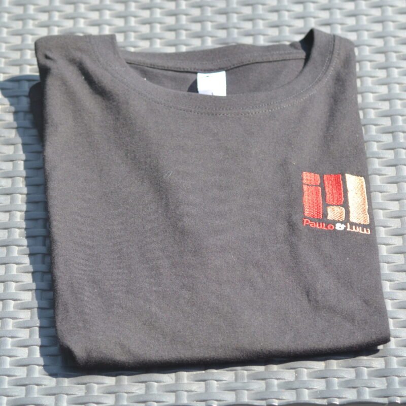 Tee-shirt noir brodé coeur – Image 4