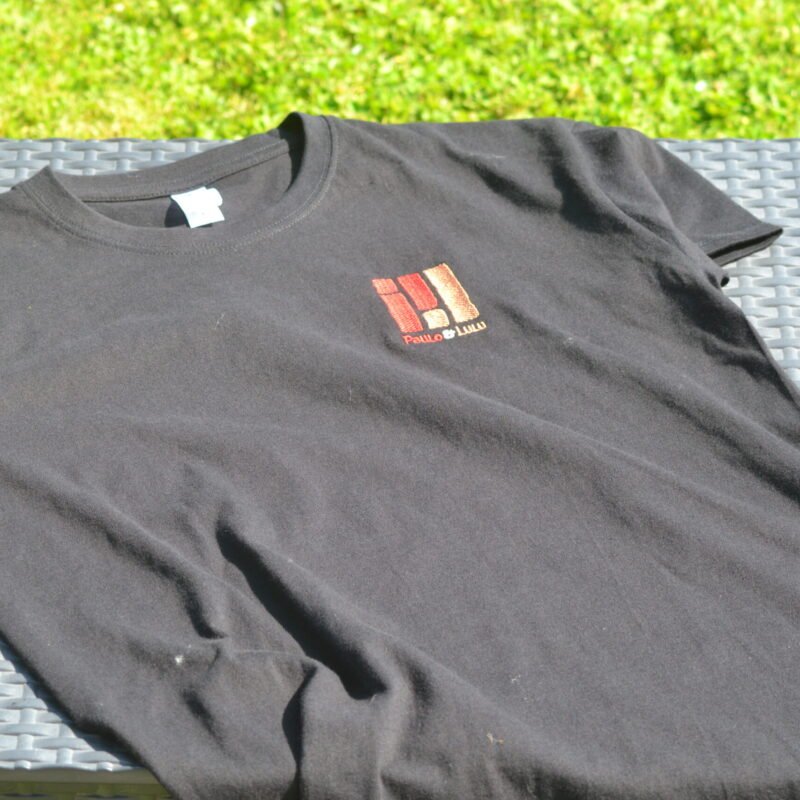 Tee-shirt noir brodé coeur – Image 5