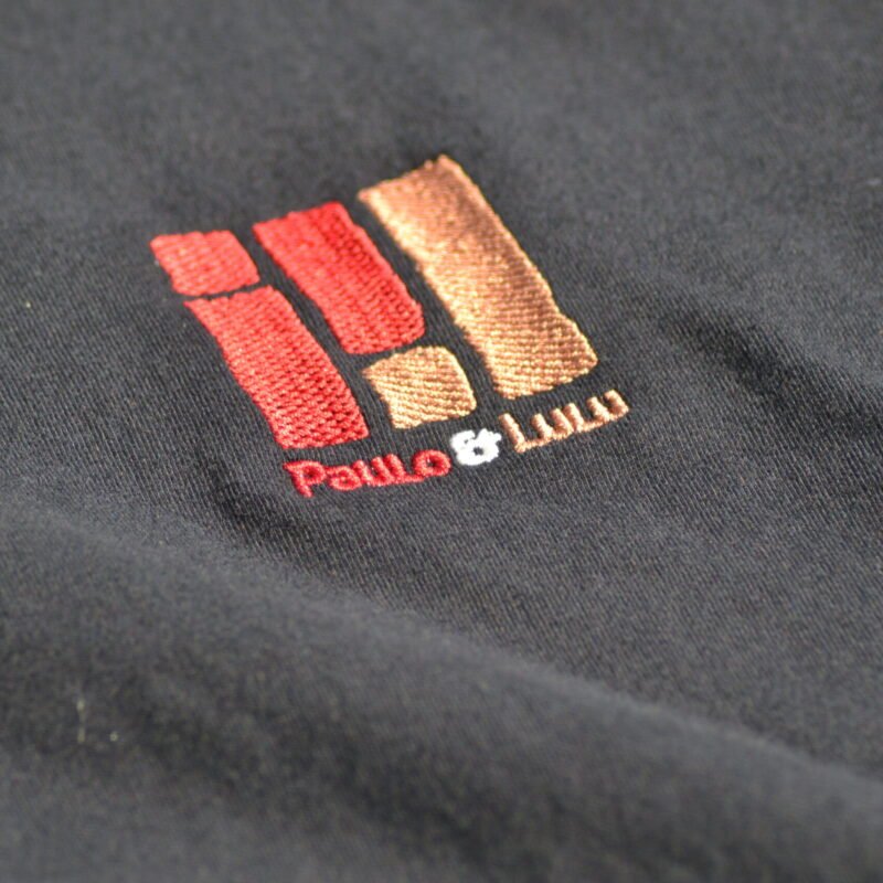 Tee-shirt noir brodé coeur – Image 3