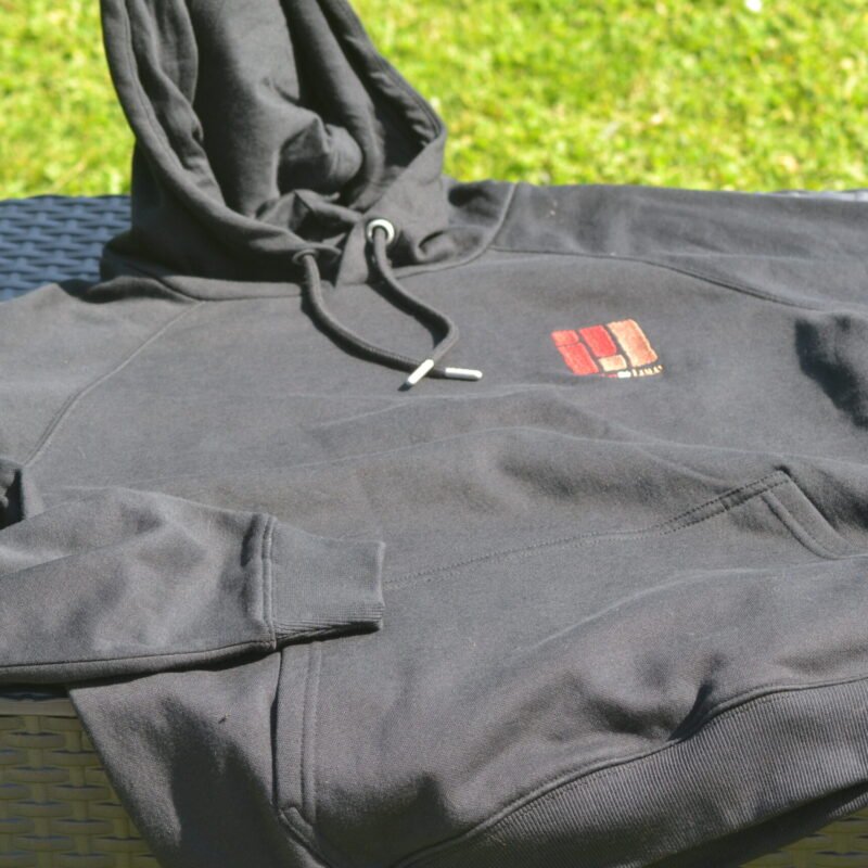 Sweat-shirt noir à capuche brodé coeur et dos – Image 5