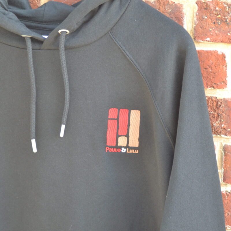 Sweat-shirt noir à capuche brodé coeur et dos – Image 3