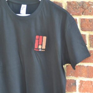 Tee-shirt noir brodé coeur